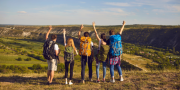 Kreatywny chaos w modzie – trend, który wyzwoli twoją osobowość